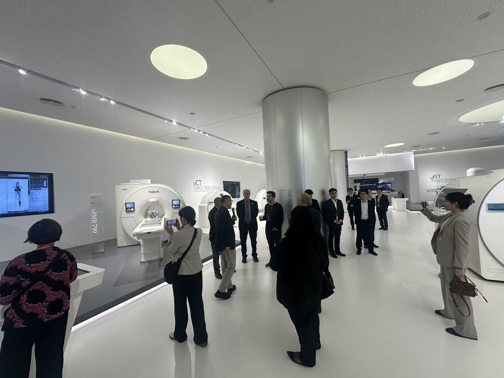 15-united-imaging-shanghai-exhibition-tour-02